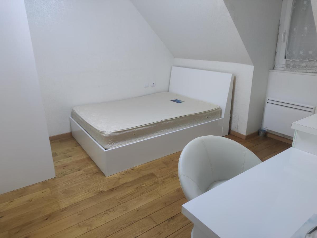 Chambre Privee A Bobigny -Salle De Bain Et Toilettes Sont Commune, -Pas De Cuisine Exterior photo