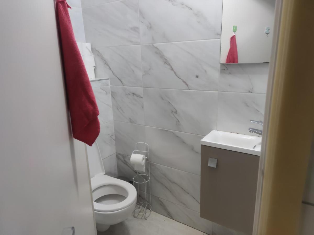 Chambre Privee A Bobigny -Salle De Bain Et Toilettes Sont Commune, -Pas De Cuisine Exterior photo